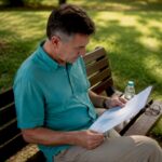 Un pacient răsfoiește rezultatele analizelor în timp ce așteaptă la cabinet.