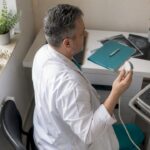Tehnicianul medical realizează investigații cu ajutorul ecografului.