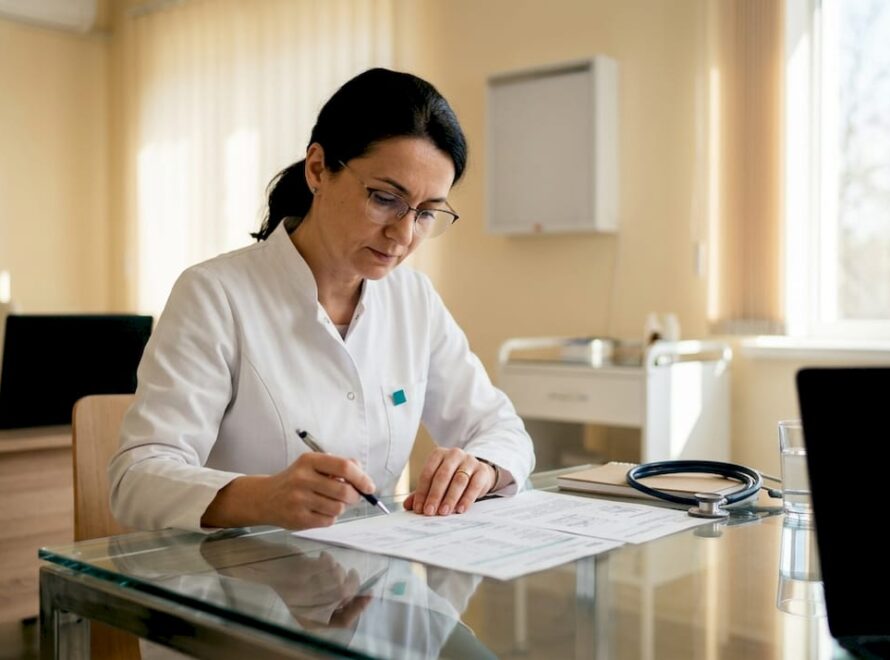 Un medic gastroenterolog studiază atent rezultatele analizelor digestive ale pacienților săi, pentru a pune un diagnostic corect și a recomanda tratamentul potrivit.
