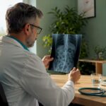 Un medic gastroenterolog examinează o radiografie a abdomenului pentru a identifica eventuale probleme digestive.