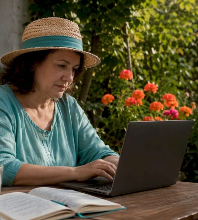 O femeie explorează diverse platforme online pentru servicii medicale.