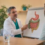 Medicul îi explică pacientului cum digestia influențează nivelul de zahăr din sânge, ajutându-l să înțeleagă legătura dintre alimentație și glicemie.