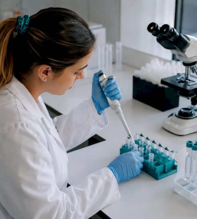 Specialist de laborator care analizează teste genetice pentru fertilitate