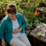 Femeie îngrijorată din cauza unor simptome digestive apărute recent