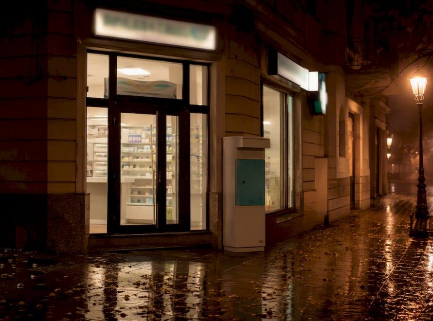 Farmacia din Bistrița, surprinsă noaptea, cu luminile aprinse la exterior