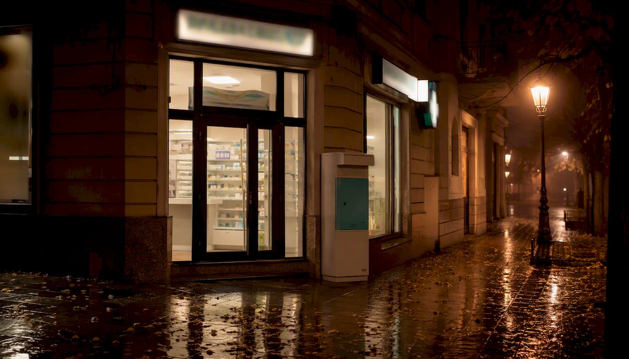 Farmacia din Bistrița, surprinsă noaptea, cu luminile aprinse la exterior