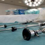 Instrumentar chirurgical laparoscopic așezat pe tavă, pregătit pentru intervenție
