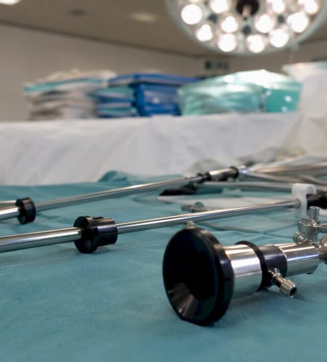 Instrumentar chirurgical laparoscopic așezat pe tavă, pregătit pentru intervenție