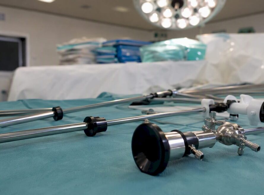 Instrumentar chirurgical laparoscopic așezat pe tavă, pregătit pentru intervenție