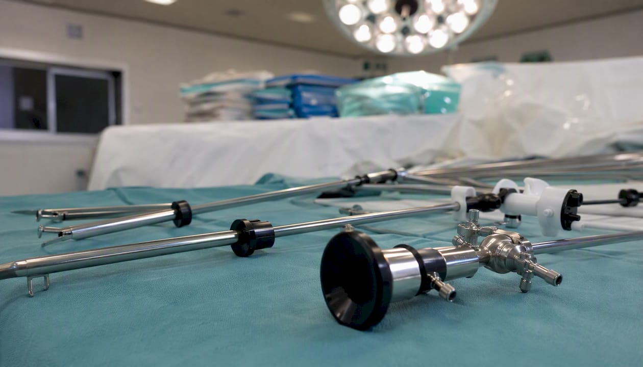 Instrumentar chirurgical laparoscopic așezat pe tavă, pregătit pentru intervenție