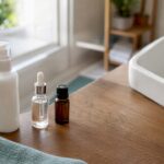 Produse de îngrijire a tenului așezate pe blatul din baie