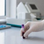 Eprubetă cu sânge pentru analize prenatale