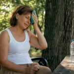 Femeie care trece printr-un val de căldură specific menopauzei