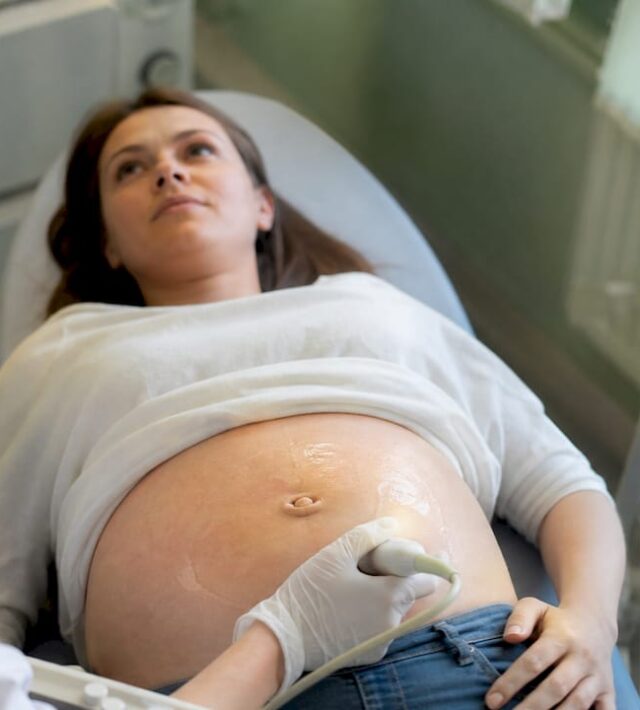 Ecografie și probă de sânge pentru testare prenatală