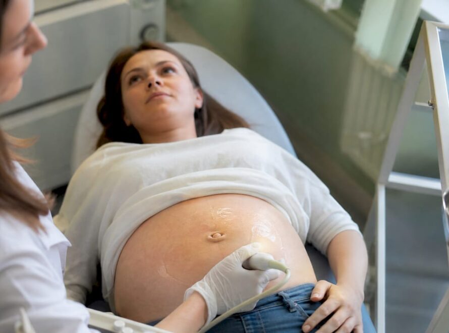 Ecografie și probă de sânge pentru testare prenatală