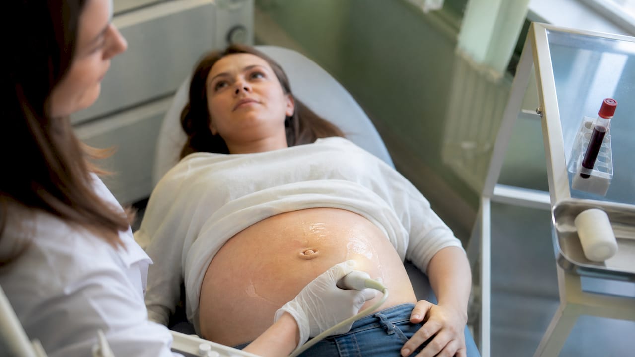 Ecografie și probă de sânge pentru testare prenatală