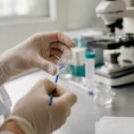 Mâini care pregătesc o lamă pentru testul Papanicolau